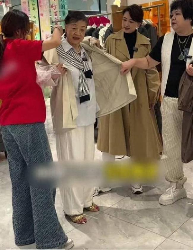 主持人张蕾:大年初二宜陪爸妈,常回家看看