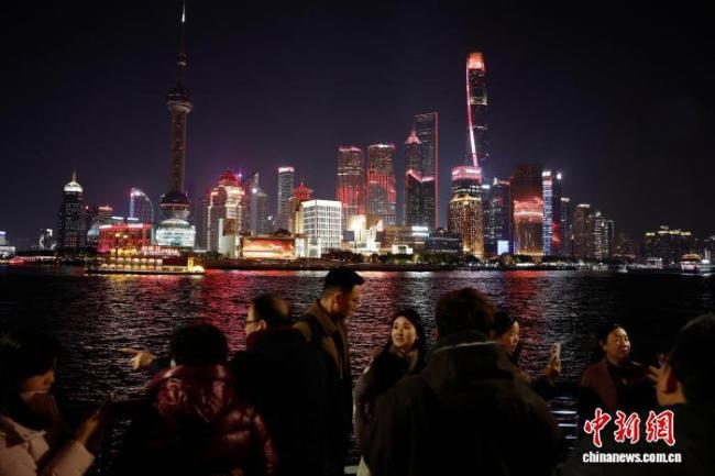 游客欣赏上海黄浦江两岸夜景