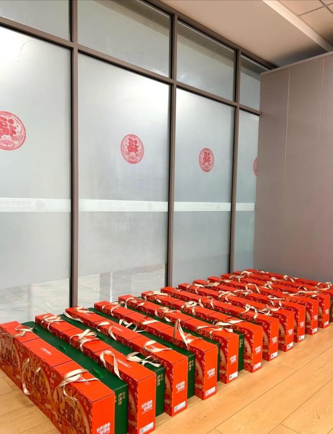 大年初二回娘家 山路上都排队了 心意比礼物更重要