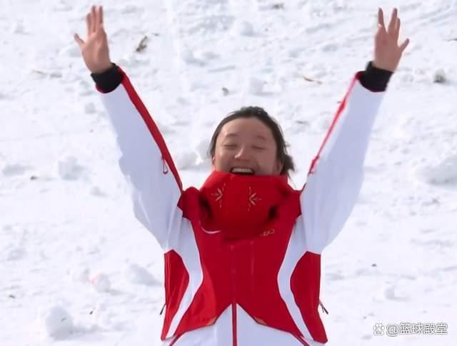 徐梦桃也在颁奖台上喜极而泣 圆梦夺冠振奋人心