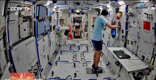 “天宫春晚”精彩上演 天地同庆迎新春