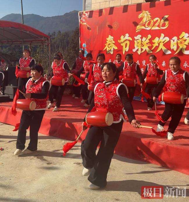 湖北恩施一家52口人自办“春晚”