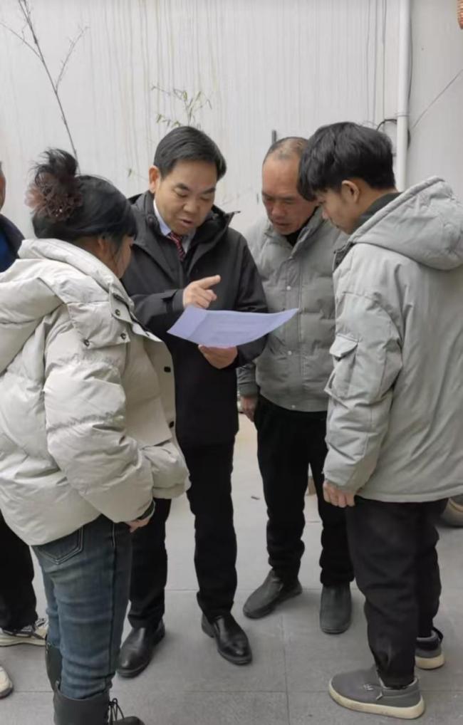 医学专家春节回家被乡亲们“包围” 八年约定的院子门诊