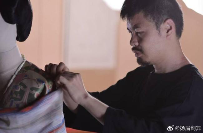 設(shè)計(jì)者揭秘春晚小演員漢服制作過(guò)程 傳統(tǒng)之美再現(xiàn)舞臺(tái)