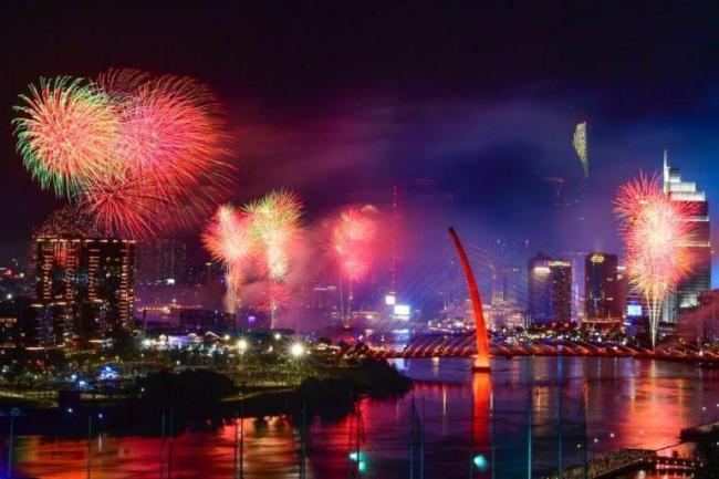 越南胡志明市除夕夜烟花齐鸣 城市欢腾共庆新年