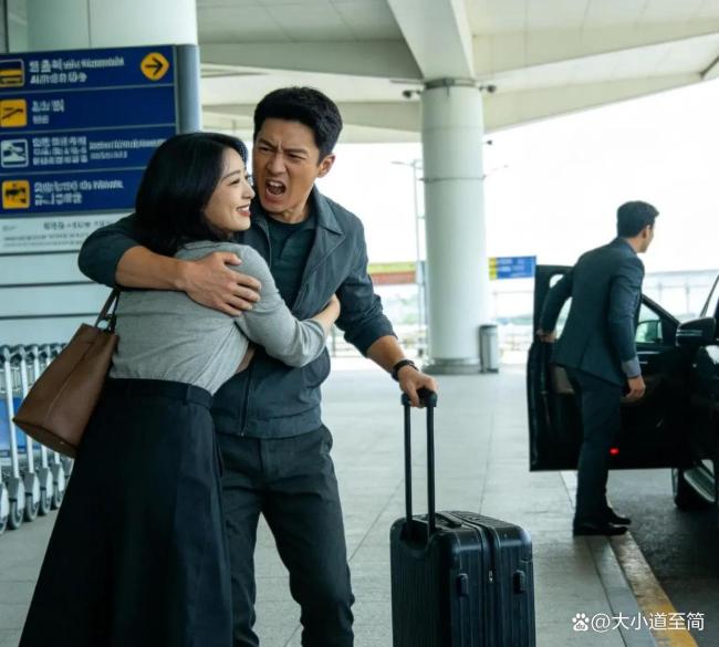 女子被鹿追扑躲进老公怀里