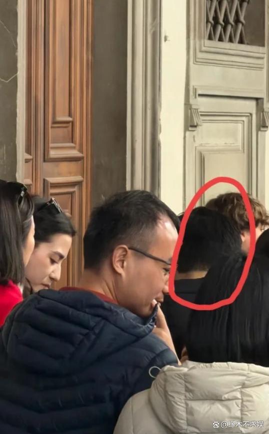 网友在意大利偶遇娜然、霍启山 恋情获家人认可