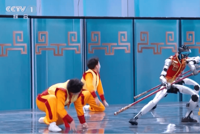 5年前还是科幻小说里的情节：春晚机器人武术秀技惊四座