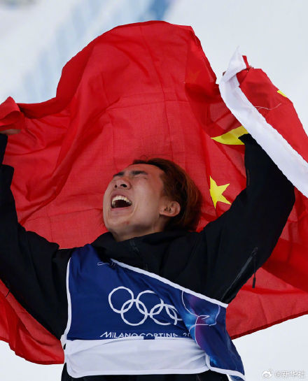 苏翊鸣身披国旗激情庆祝