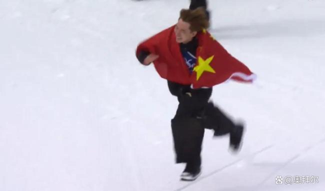 苏翊鸣身披国旗仰天长啸