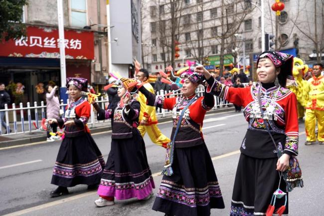 贵州都匀龙狮巡游点火全城年味 新春道喜沿街传递