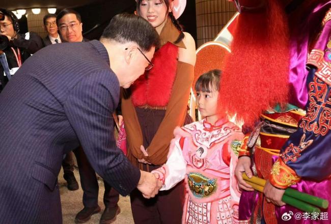 6岁英歌小女孩香港“闹”春 非遗小使臣传播中中文化