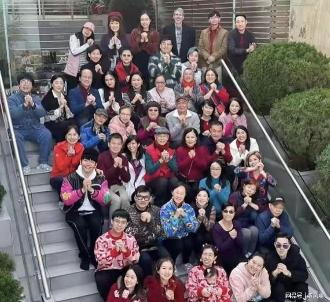 汪明荃新年家中超30位宾客拜年 热闹场面胜似大家庭