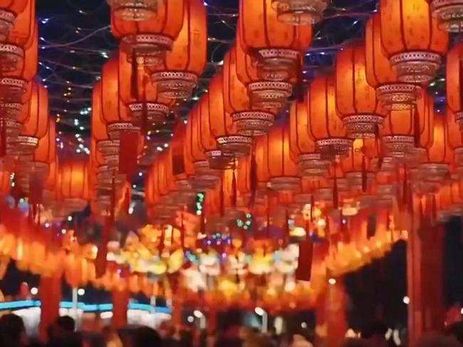 媒体:旅游过年成为新风尚 外国游客纷至沓来