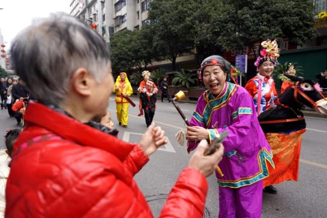 贵州都匀龙狮巡游点火全城年味 新春道喜沿街传递