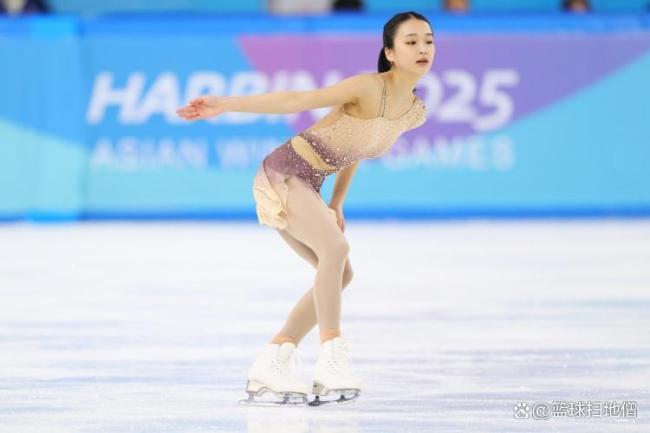 蘇翊鳴賽后與女友朱易秀恩愛 雙喜臨門溫情互動(dòng)