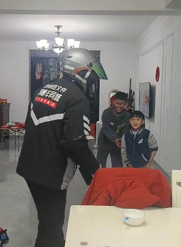 俩男儿熬到凌晨给跑单父亲叩头贺年 幸福家庭的讲理蓦然