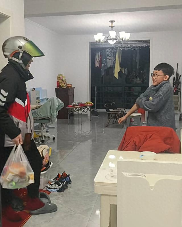 俩男儿熬到凌晨给跑单父亲叩头贺年