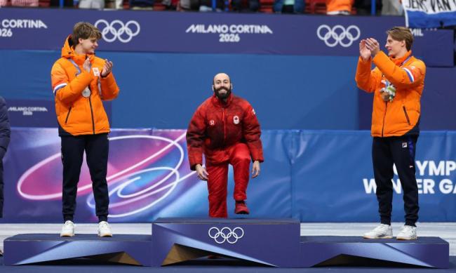 冬奥会短说念速滑须眉500米授奖典礼 加拿大夺冠荷兰摘银铜