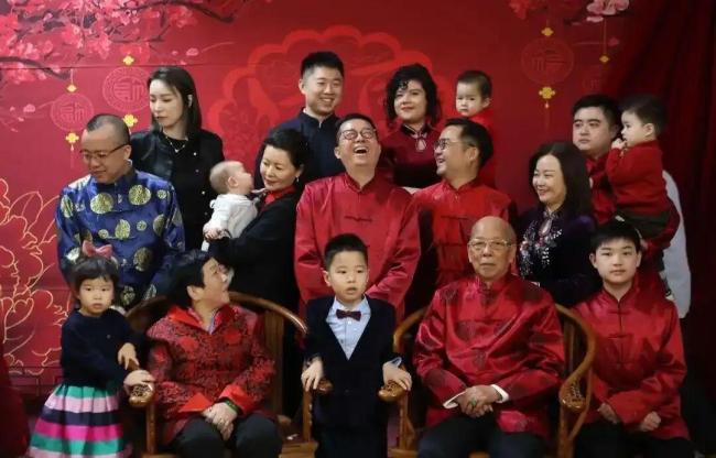 手机时代为何还要去照相馆拍全家福 留住团圆的温情