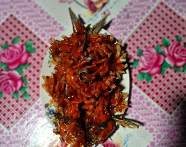 网友晒年夜饭时桌子“炸了” 极简版年夜饭引发热议