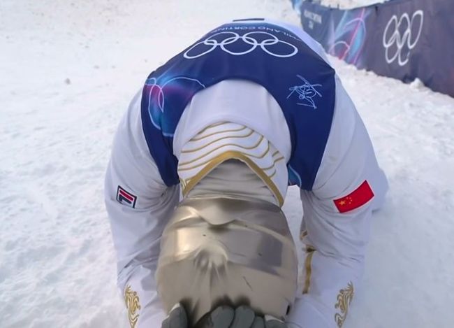 王心迪夺冠后双膝跪地仰天怒吼 险胜摘金惊心动魄