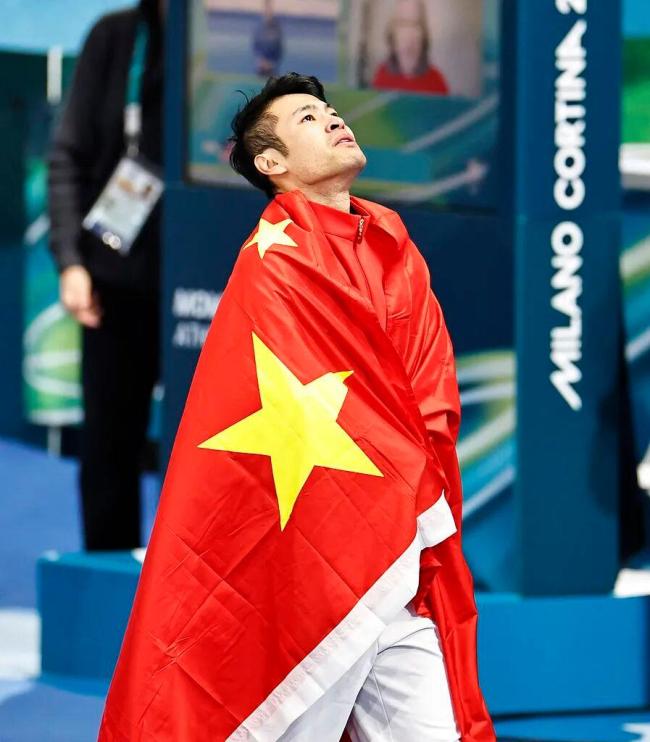 宁忠岩领奖台上激动掩面而泣 四年磨一剑终圆梦