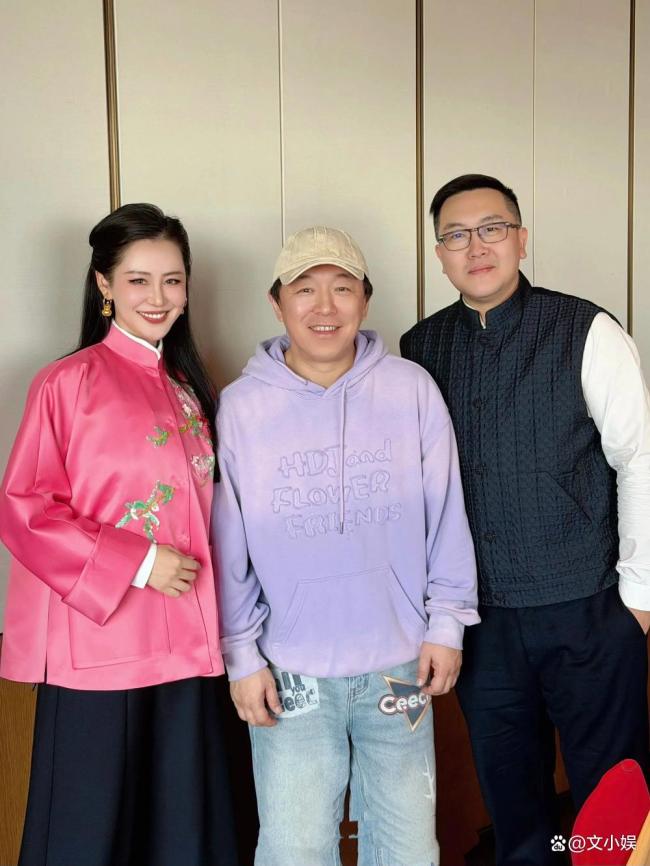 黄渤给岳父母拜年 妻子罕见出镜 家宴温情满满