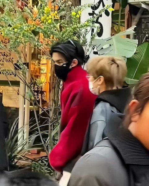 徐志胜回家过年忙成“接客松” 亲切笑容迎乡亲