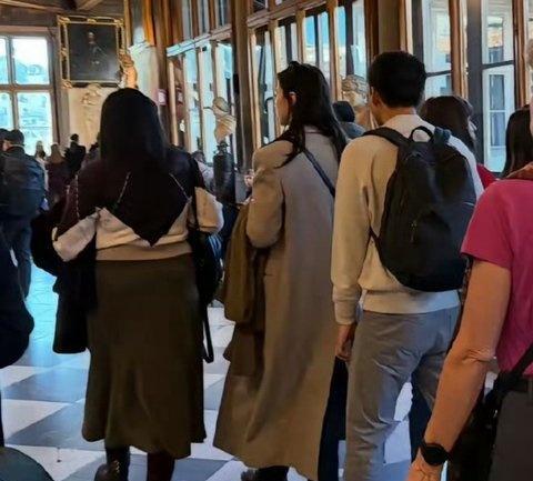 徐志胜回家过年忙成“接客松” 亲切笑容迎乡亲