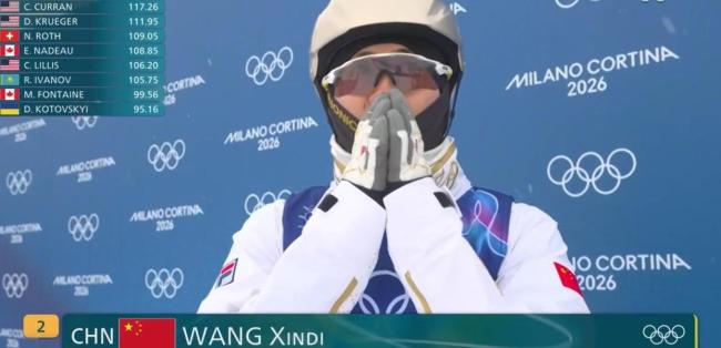 王心迪复制徐梦桃跳上领奖台作为