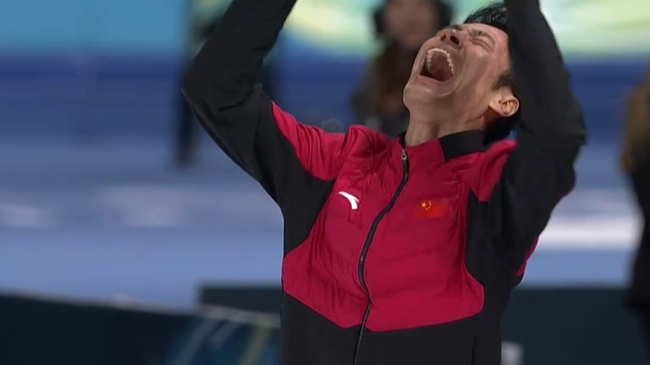 宁忠岩身披五星红旗绕场全场欢呼鼓掌 金牌与泪水交织