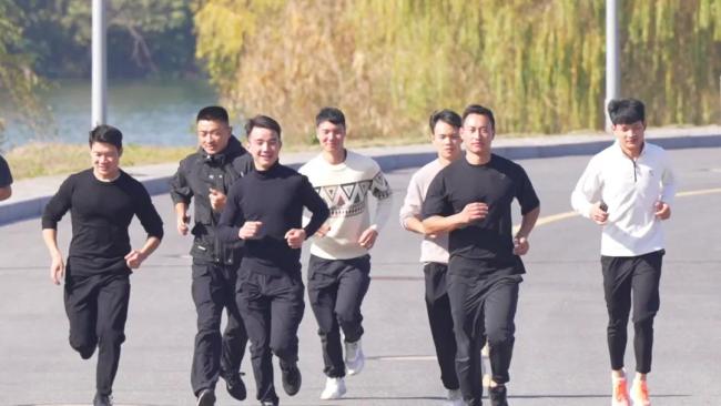 撞脸吴京 杭州地铁这位赵Sir火了 春运日常引关注