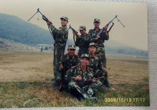 撞脸吴京 杭州地铁这位赵Sir火了 春运日常引关注