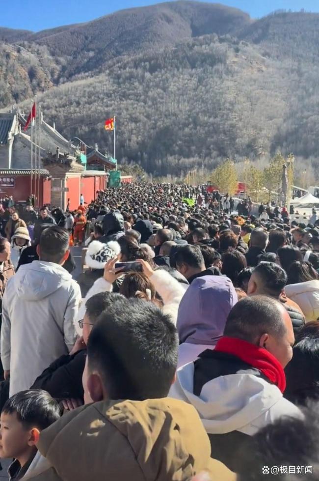 五台山景区游客凌晨排长队迎财神 祈福热情高涨