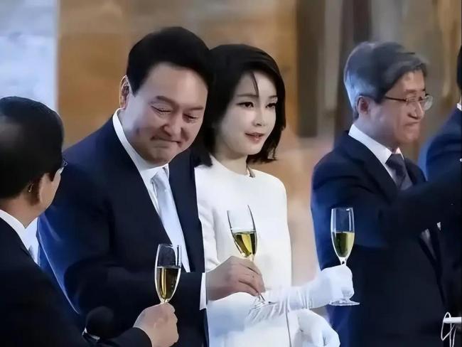 尹锡悦从挥刀朴槿惠变为被刀“毒龙” 正义斗士的反噬