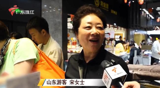 春节深圳水贝挤满各地游客 黄金珠宝市场热度攀升