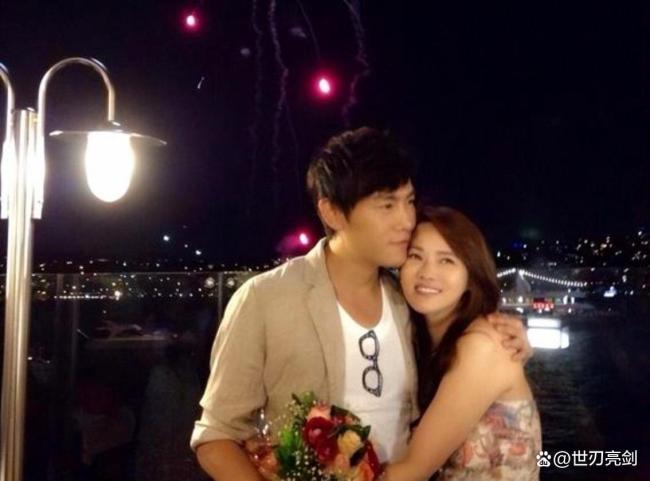 秦昊伊能静回沈阳过年 牵手逛吃