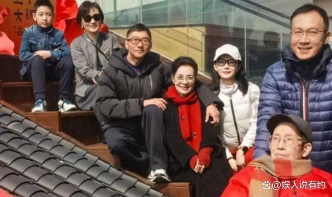 陈数晒全家福迎财神 温馨七口同框