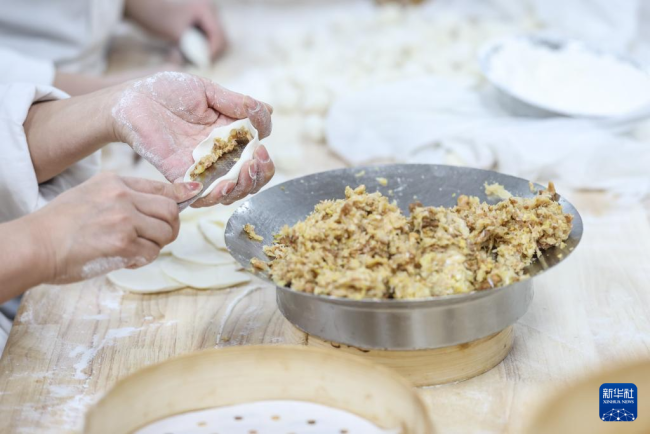“破五”吃福饺 热气衬年味 老边饺子迎客忙
