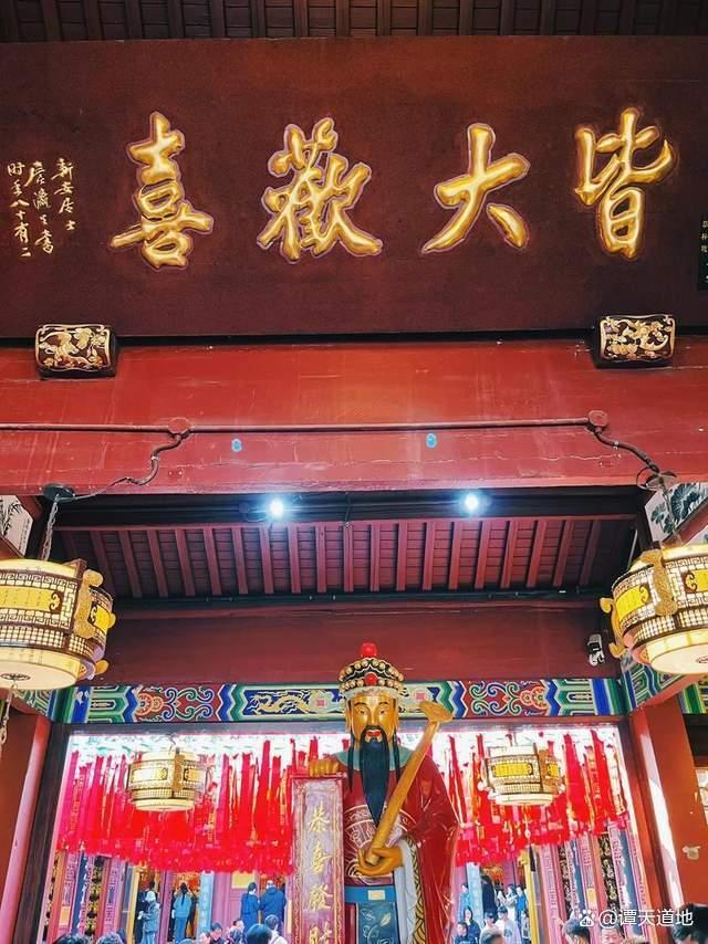 “天下第一財(cái)神廟”被游客擠爆 年輕人求財(cái)運(yùn)新潮流