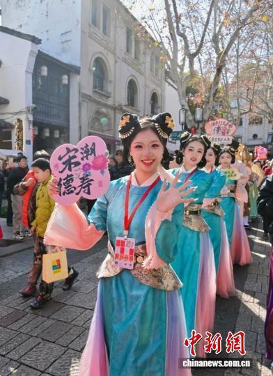 初五杭州清河坊“财神”巡游闹新春 传统民俗与现代艺术碰撞