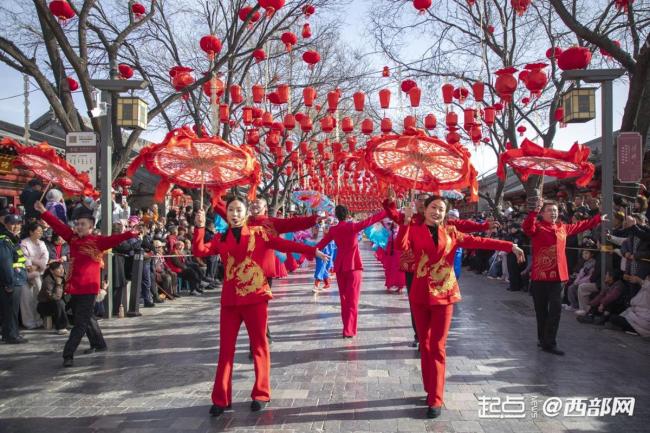 “陜北榆林過(guò)大年”秧歌展演 古城歡騰迎新春