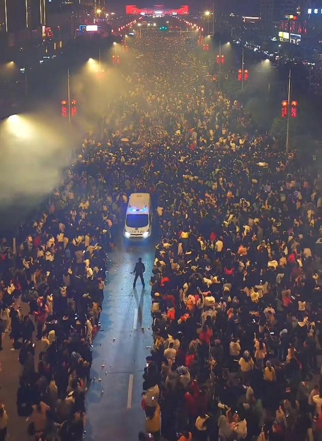 浏阳烟花大会现场游客为救护车让道 生命通道暖人心