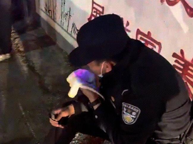 老人被困 民警两次冲入火海救人