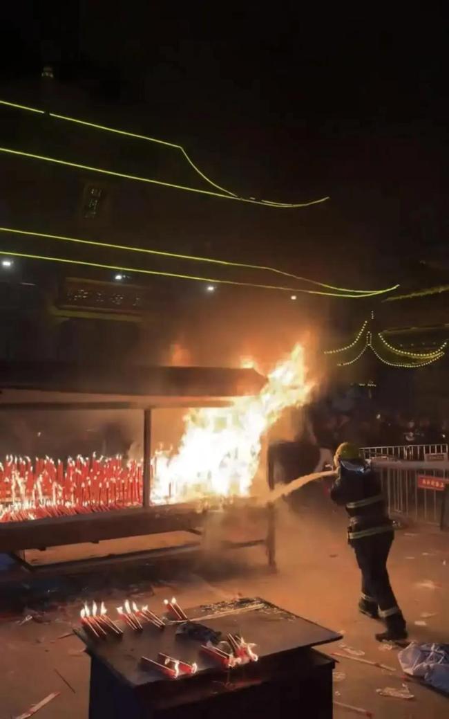 天下第一财神庙劝返游客：前方无厕所 人潮汹涌限流登顶