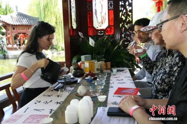 梦想成为中国人的老外来过春节了 春节文化吸引全球参与