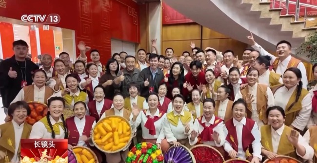 到春晚现场 农民合唱团用歌声展现新时代精气神