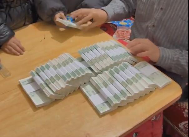 舅舅发压岁钱 500块花出了5万的气场