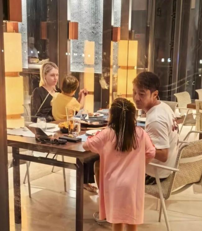 撒贝宁与妻儿回武汉住旅店 家庭琐事背后的温馨时光